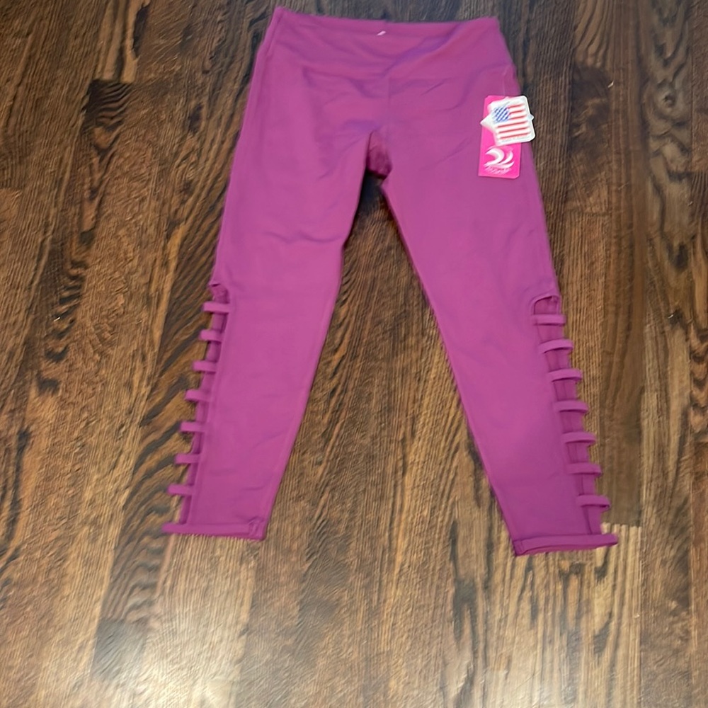 NWOT KOS USA Mantra Crop Capri!‎